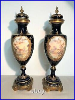 Paire de vases couverts en porcelaine de Sèvres époque XIXème siècle