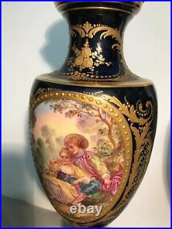 Paire de vases couverts en porcelaine de Sèvres époque XIXème siècle