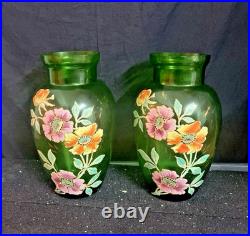 Paire de vases émaillés décor de fleurs