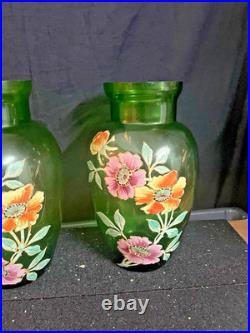 Paire de vases émaillés décor de fleurs