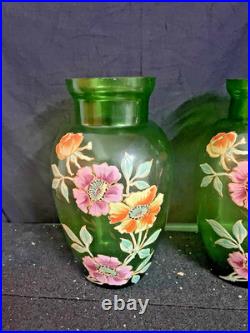 Paire de vases émaillés décor de fleurs