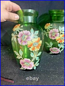 Paire de vases émaillés décor de fleurs