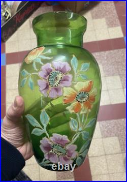 Paire de vases émaillés décor de fleurs