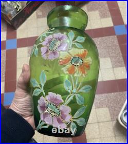 Paire de vases émaillés décor de fleurs