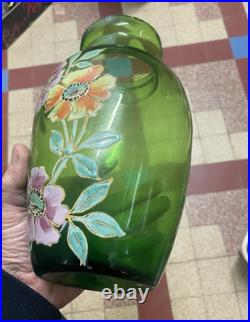 Paire de vases émaillés décor de fleurs