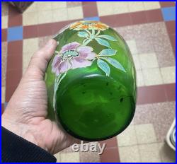 Paire de vases émaillés décor de fleurs