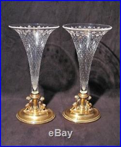 Paire de vases soliflores en cristal églomisé à décor d'anges époque XIX siècle