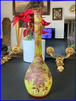 Paris Par J. Michel. Vase à Décor De Fleurs En Verre Multicouches Gravé à l'Acid