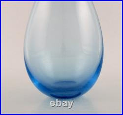 Per Lütken for Holmegaard. Vase en verre d'art dans des tons bleu clair