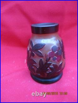 Petit Vase à décor de végétaux dégagés à l'acide (cerises et feuilles)