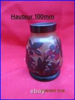 Petit Vase à décor de végétaux dégagés à l'acide (cerises et feuilles)
