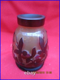 Petit Vase à décor de végétaux dégagés à l'acide (cerises et feuilles)