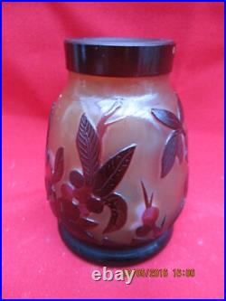 Petit Vase à décor de végétaux dégagés à l'acide (cerises et feuilles)
