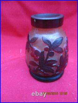 Petit Vase à décor de végétaux dégagés à l'acide (cerises et feuilles)