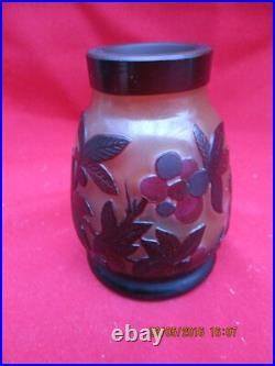 Petit Vase à décor de végétaux dégagés à l'acide (cerises et feuilles)