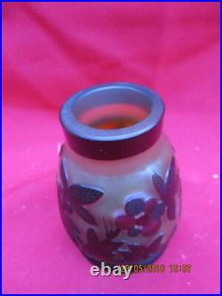 Petit Vase à décor de végétaux dégagés à l'acide (cerises et feuilles)