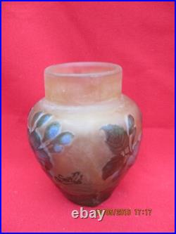 Petit Vase signé GALLE TIP à décor de végétaux dégagés à l'acide Petit Vase signé GALLE TIP à décor de végétaux dégagés à l'acide