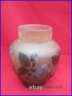 Petit Vase signé GALLE TIP à décor de végétaux dégagés à l'acide Petit Vase signé GALLE TIP à décor de végétaux dégagés à l'acide