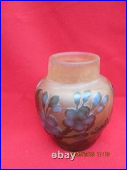 Petit Vase signé GALLE TIP à décor de végétaux dégagés à l'acide Petit Vase signé GALLE TIP à décor de végétaux dégagés à l'acide