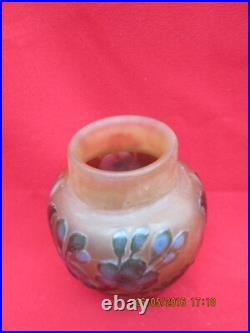 Petit Vase signé GALLE TIP à décor de végétaux dégagés à l'acide Petit Vase signé GALLE TIP à décor de végétaux dégagés à l'acide