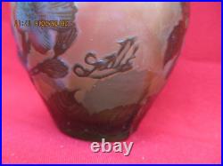 Petit Vase signé GALLE TIP à décor de végétaux dégagés à l'acide Petit Vase signé GALLE TIP à décor de végétaux dégagés à l'acide