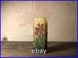 Petit vase Daum Nancy à section carrée Art Nouveau Motif campanules