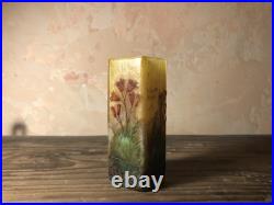 Petit vase Daum Nancy à section carrée Art Nouveau Motif campanules