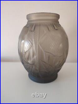 Pierre d'Avesn, rare vase en verre fumé aux éléphants vers 1930