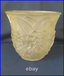 Pierre d'avesn, très joli vase en verre moulé pressé satiné décor floral stylisé