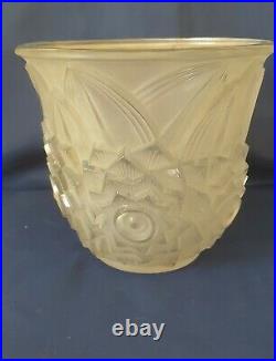 Pierre d'avesn, très joli vase en verre moulé pressé satiné décor floral stylisé
