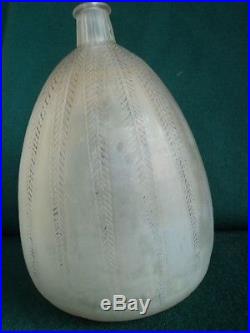 R. LALIQUE Vase Mimosa en verre blanc moulé soufflé patiné mat Signé R LALIQUE