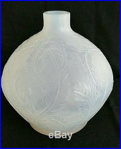 R. Lalique vase opalescent plumes époque 1920