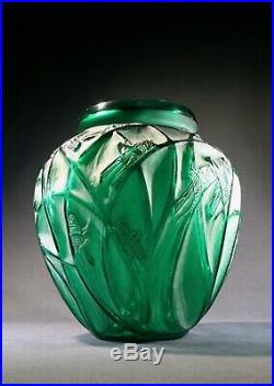 RENÉ LALIQUE (1860-1940) Grand vase dit aux Sauterelles / Grasshoppers