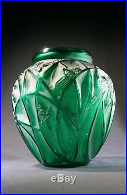 RENÉ LALIQUE (1860-1940) Grand vase dit aux Sauterelles / Grasshoppers