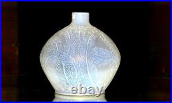 RENÉ LALIQUE. Vase n°944, Plumes, en verre opalescent patiné vert C. 1920