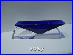 Rare Vase bas coupe bleu en de cristal Baccarat Vecteur sculpture