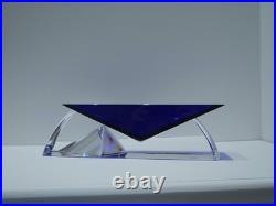 Rare Vase bas coupe bleu en de cristal Baccarat Vecteur sculpture