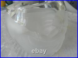 Rare vase cristal Art Nouveau décor de femme drapée signé. France / LALIQUE