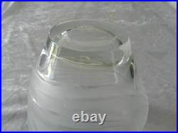 Rare vase cristal Art Nouveau décor de femme drapée signé. France / LALIQUE