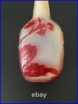Rare vase en verre aux fraises signé Emile Galle