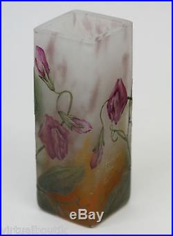 Ravissant petit vase Daum en pâte de verre à décor de fleurs. Signé Daum Nancy