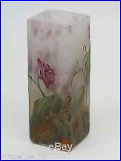 Ravissant petit vase Daum en pâte de verre à décor de fleurs. Signé Daum Nancy