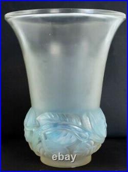 René Lalique (1860-1945) Vase en verre opalescent modèle Lilas