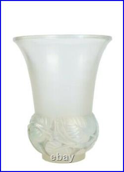 René Lalique (1860-1945) Vase en verre opalescent modèle Lilas
