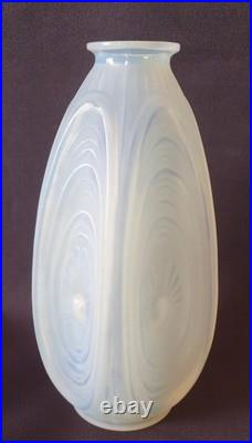 SABINO, très joli vase en verre opalescent, modèle Les Alvéoles