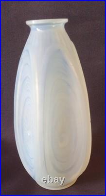 SABINO, très joli vase en verre opalescent, modèle Les Alvéoles