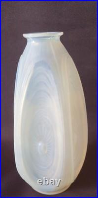SABINO, très joli vase en verre opalescent, modèle Les Alvéoles