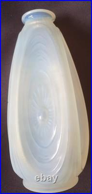 SABINO, très joli vase en verre opalescent, modèle Les Alvéoles