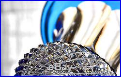 SAINT-LOUIS. Vase Médicis en cristal clair doublé Bleu, modèle Versailles. Signé