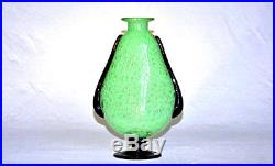 SCHNEIDER. Grand vase en verre bullé vert-jade, série Larmes. Vers 1924